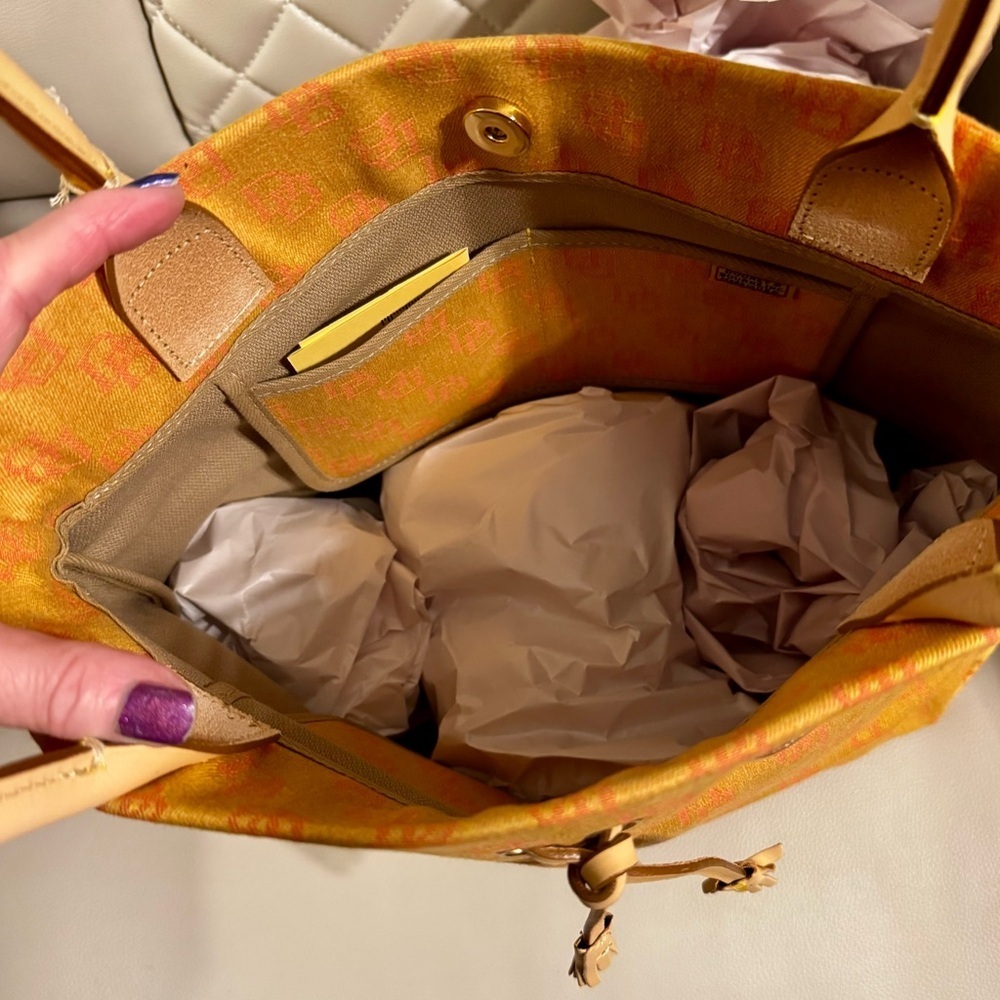 *Spring Cleanout* Fun summertime Dooney & Bourke tote! - Picture 6 of 6